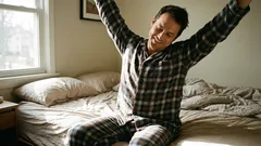 8 eenvoudige oefeningen die je zittend op bed kunt doen: begin je ochtend zonder haast of stijfheid