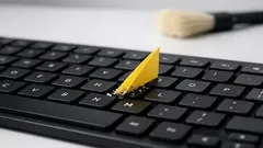 Toetsenbord schoonmaken in 2 minuten: de Post-it hack die echt werkt