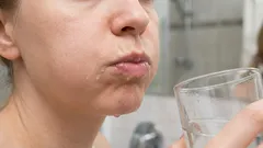 Stop met je mond spoelen na het tandenpoetsen: je doet het verkeerd